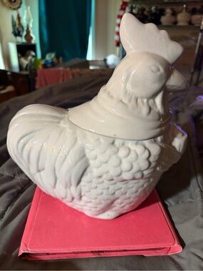 White Ceramic Rooster Cookie Jar/Covered Dish
